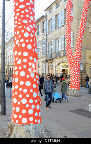 Des platanes enveloppés par l'artiste japonais Yayoi Kusama cours Mirabeau Aix-en-Provence Provence Provence France Banque D'Images