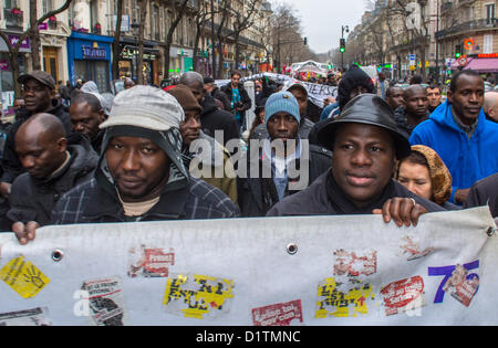 Paris, France, 'Aliens Without Papers' 'sans papiers' protestant contre les immigrants africains marchant avec des bannières, migrants noirs, grande foule multiculturelle en colère, travail immigré, communauté noire Paris, droits des immigrants, travailleur immigré france, les sans-papiers, l'Europe, la foule de gens de front Banque D'Images