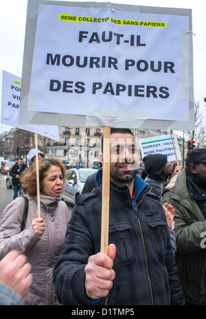 Paris, France, « étrangers sans papiers » sans papiers, Arabes manifestations pour le droit de séjour en France, signe de protestation pacifique, « devons-nous mourir pour la naturalisation ? »slogans de justice sociale des immigrants, travailleur immigré france Banque D'Images