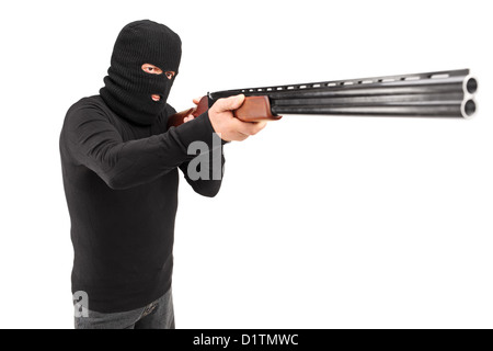 Un homme avec un masque à main armée attaquer quelqu avec fusil isolé sur fond blanc Banque D'Images