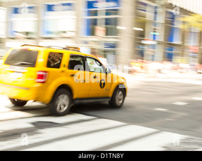 NYC Taxi jaune arborant le nouveau logo ' Lettre T' Banque D'Images