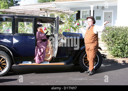 Un homme essaie de réparer une 1925 Dodge Brothers et automobile est frustré Banque D'Images