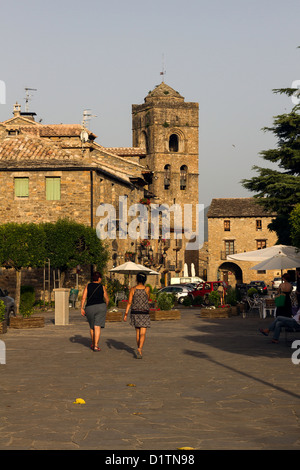 Aínsa au coucher du soleil avec le 12e siècle Église paroissiale de Santa María église dans l'arrière-plan Banque D'Images