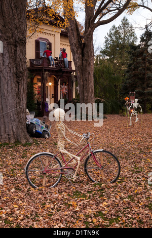 Décorations d'Halloween au crépuscule, Two Story Showcase Home, États-Unis 2012 Banque D'Images