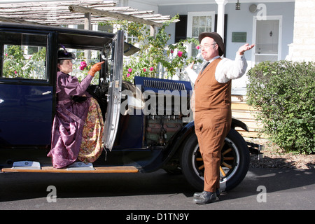 Un homme essaie de réparer une 1925 Dodge Brothers et automobile est frustré Banque D'Images