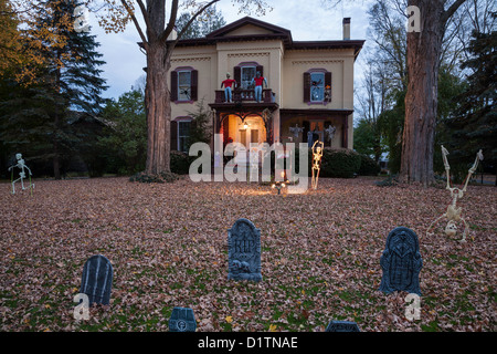 Décorations d'Halloween au crépuscule, Two Story Showcase Home, États-Unis 2012 Banque D'Images