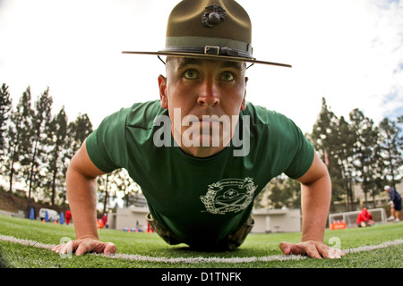 Percer le Sgt instructeur de l'US Marine. Mathew Lee prend position push up 1 janvier 2013, à Santa Ana, CA. Banque D'Images