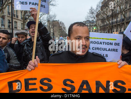 Paris, France, étrangers sans papiers protestent contre le gouvernement français, les Arabes immigrants marchent avec des bannières, contre la loi de l'immigration protestation, europe migrants, travail immigré, travailleur immigré france Banque D'Images