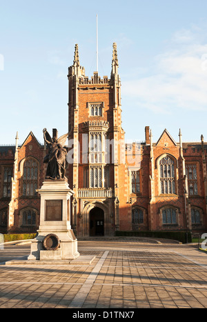 La célèbre Lanyon Building à la Queen's University de Belfast en Irlande du Nord Royaume-Uni UK Banque D'Images