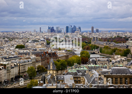Vue sur la ville de Paris montrant le quartier des affaires de la toiture de la Cathédrale Notre Dame de Paris, Ile de la Cite, France Banque D'Images
