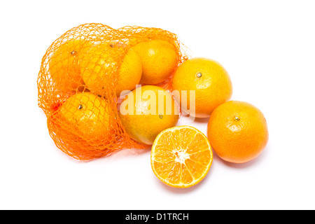 Oranges en orange en plastique isolé sur fond blanc net. Banque D'Images