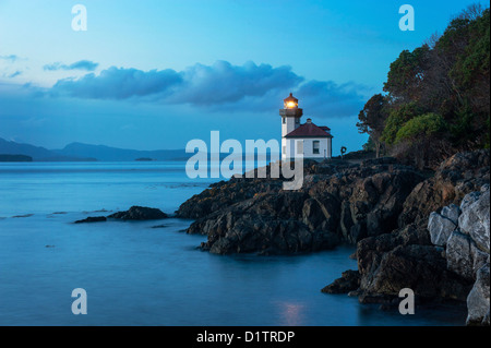 Le four à chaux Light Station, construite en 1919, est situé dans le parc d'état de Lime Kiln, sur le côté ouest de San Juan Island, Washington. Banque D'Images