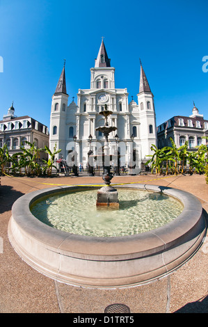 Cathédrale St Louis avec fontaine en face, Jackson Square, New Orleans, Louisiane, USA, Amérique du Nord, Banque D'Images