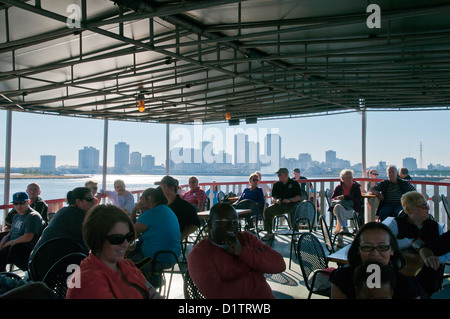 Les passagers sur le pont du bateau de croisière authentique Natchez, La Nouvelle-Orléans, Louisiane, USA, Amérique du Nord, Banque D'Images