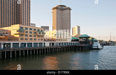Vue de la Nouvelle Orléans à partir de milieu de Mississippi River, état de Louisiane, USA, Amérique du Nord, Banque D'Images
