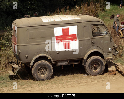 La guerre et la paix montrent....Renault R2087 Ambulance Militaire Banque D'Images