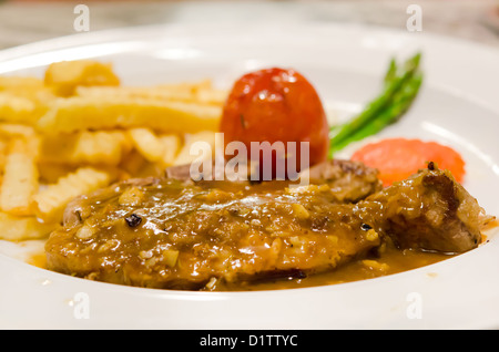 Pavé de boeuf avec légumes et frites Banque D'Images