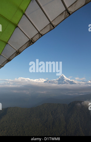 Vue sur la montagne, à l'Annapurna mont Machapuchare (ou la montagne fishtail, 6993m) au Népal au cours d'un vol en ULM Banque D'Images