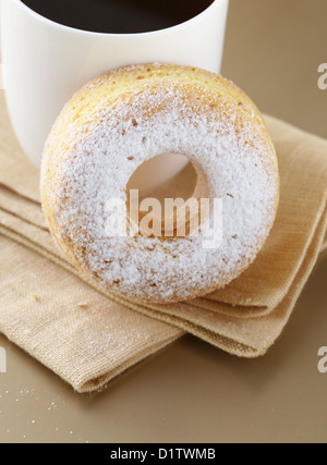 Les beignes frais saupoudrés de sucre en poudre Banque D'Images