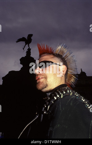 Un jeune punk avec le Mohawk hairstyle dans Piccadilly Circus London UK Angleterre Banque D'Images