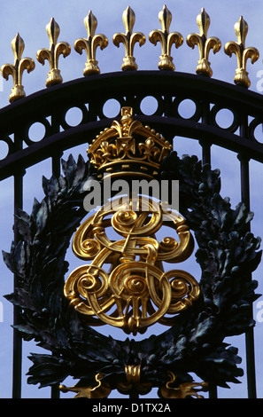 Garde-corps doré décoratif à l'extérieur de Buckingham Palace Londres Royaume-Uni l'Angleterre Banque D'Images