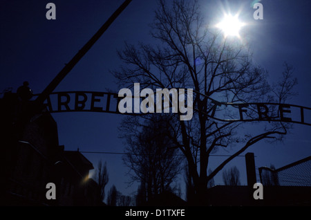 Underexposed shot de la porte d'entrée au camp de concentration d'Auschwitz en Pologne Banque D'Images