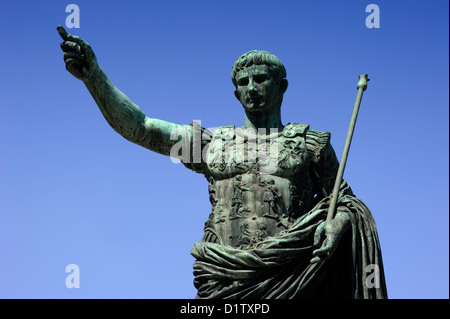 Italie, Rome, statue de l'empereur romain Julius César Augustus Banque D'Images