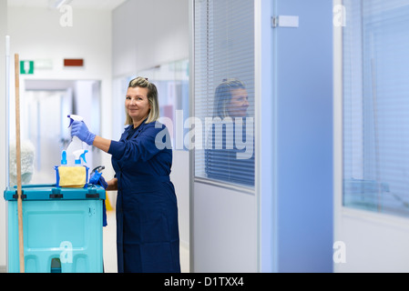 Les femmes au travail, portrait of smiling cleaner professional female and looking at camera in office. Trois quarts Banque D'Images