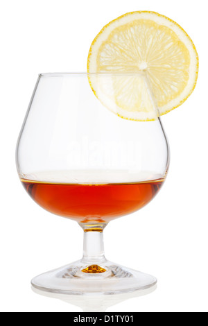 Verre de Cognac avec citron isolé sur fond blanc Banque D'Images