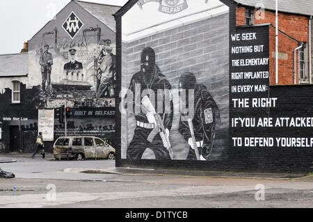 6 janvier 2013, Belfast, Irlande du Nord - des voitures brûlées et des débris de l'Est de la litière Belfast à côté d'une UVF murale, après une nuit d'émeutes par plus de 300 personnes. Banque D'Images