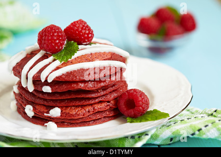 Pile de crêpes avec Raspbery en velours rouge Banque D'Images