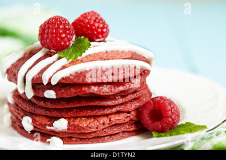 Pile de crêpes avec Raspbery en velours rouge Banque D'Images