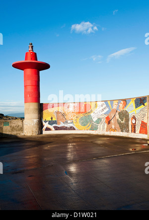 L'entrée du port de Bangor avec gyrophare rouge et Mosaïque sur Seawall Memorial County Down Irlande du Nord Royaume-Uni Banque D'Images