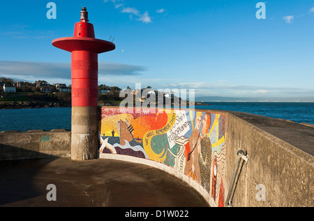 L'entrée du port de Bangor avec gyrophare rouge et Mosaïque sur Seawall Memorial County Down Irlande du Nord Royaume-Uni Banque D'Images