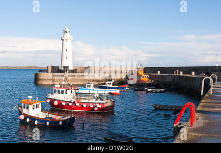 Le charmant port de Donaghadee avec bateaux de pêche et de sauvetage de la RNLI dans le comté de Down en Irlande du Nord Royaume-Uni UK Banque D'Images