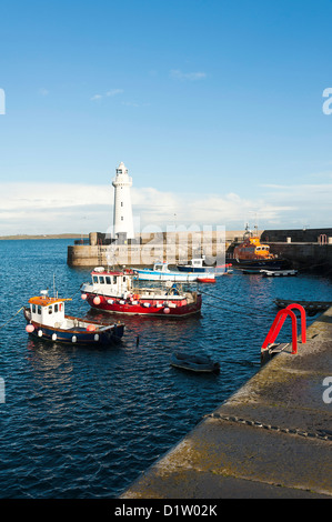 Le charmant port de Donaghadee avec bateaux de pêche et de sauvetage de la RNLI dans le comté de Down en Irlande du Nord Royaume-Uni UK Banque D'Images