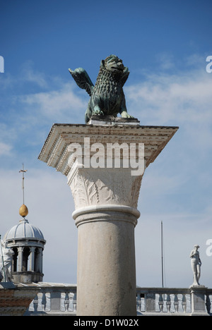 Lion de Saint Marc sur une colonne à la place St Marc à Venise. Banque D'Images