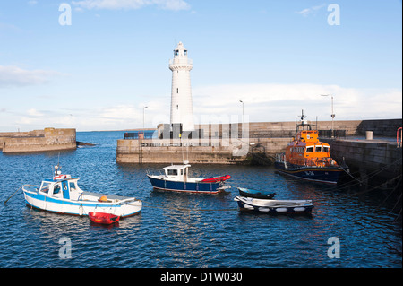 Le charmant port de Donaghadee avec bateaux de pêche et de sauvetage de la RNLI dans le comté de Down en Irlande du Nord Royaume-Uni UK Banque D'Images