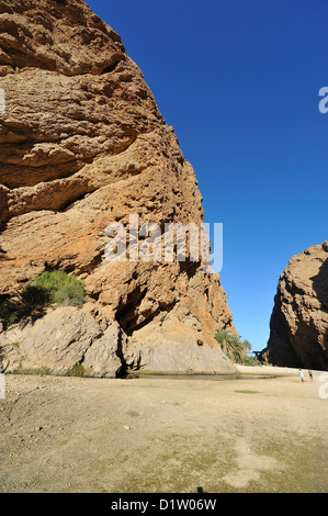 La gorge avec près de falaise verticale qui conduit à l'oasis de Wadi Shab ; Sharqiya, Oman. Banque D'Images