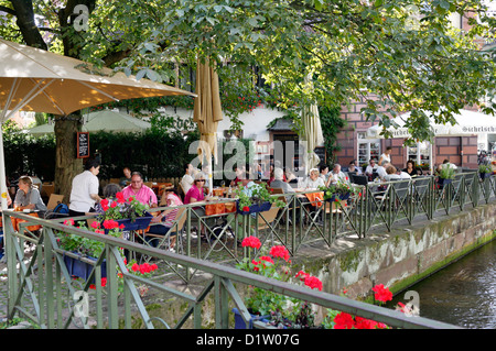 Freiburg, Allemagne, un café en plein air sur la périphérie du ver en quartier Gerberau Banque D'Images