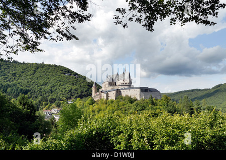 Vianden, Luxembourg, Vianden château situé sur une colline au-dessus de la ville Banque D'Images