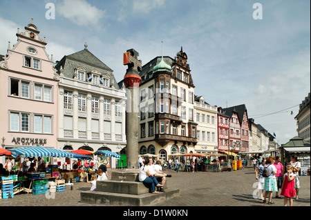 Trier, Allemagne, le principal marché de Trèves avec la croix du marché Banque D'Images