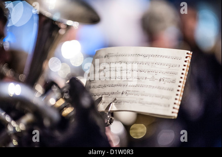 Laiton ou argent un groupe jouant de la musique de Noël Noël, en plein air, nuit, UK Banque D'Images