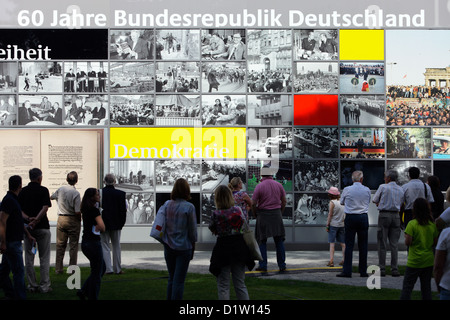 Berlin, Allemagne, les visiteurs devant un mur de photos 60 ans de la République fédérale d'Allemagne Banque D'Images