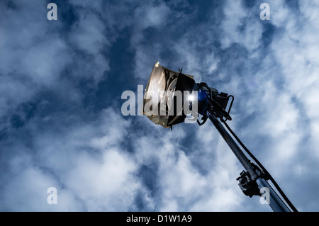 Un grand 'daylight' télévision équilibré lumière lampe sur un socle, au tournage en extérieur uk Banque D'Images