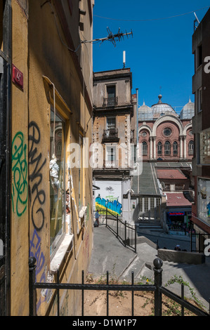 La synagogue Ashkenazi, sur une rue piétonne raide en ordre décroissant de la colline de la tour de Galata à Istanbul,Turquie,Karaköy Banque D'Images