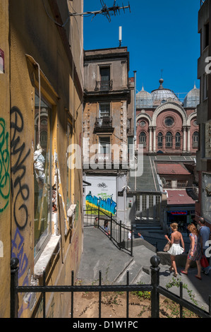 La synagogue Ashkenazi, sur une rue piétonne raide en ordre décroissant de la colline de la tour de Galata à Istanbul,Turquie,Karaköy Banque D'Images