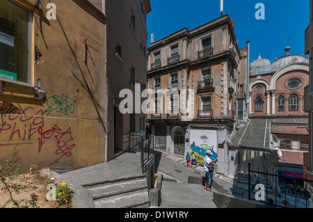 La synagogue Ashkenazi, sur une rue piétonne raide en ordre décroissant de la colline de la tour de Galata à Istanbul,Turquie,Karaköy Banque D'Images