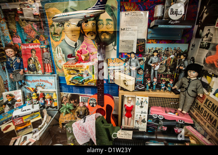 Une collection de jouets et d'autres souvenirs - y compris les éléments montrant les Beatles, Thunderbirds et autres figures emblématiques - des années 1960 à l'ouest du pays de Galles Musée de l'enfance, Carmarthenshire UK Banque D'Images