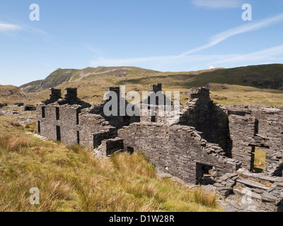 Les anciennes ruines de la carrière d'ardoise Rhosydd caserne de quarrymen avec la montagne Cnicht dans le parc national de Snowdonia près de Croesor Blaenau Ffestinog Gwynedd Wales U Banque D'Images